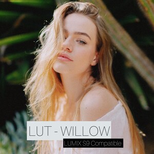 Puede incluir: Retrato de una persona con cabello rubio largo, cubriendo parcialmente su rostro. La persona lleva una blusa blanca. El texto en la imagen dice "LUT - WILLOW" y "LUMIX S9 Compatible". El fondo es follaje verde borroso.