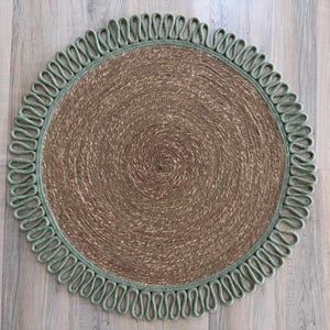 Tappeto rotondo tessuto a mano in erba marina naturale, verde salvia tenue, con orlo smerlato in cotone a ricciolo, 90 x 90 cm.