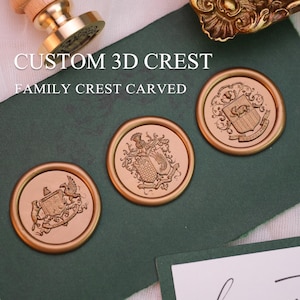 Op de afbeelding: Drie ronde, bronskleurige waszegels met familiewapenontwerpen. De zegels zijn voorzien van ingewikkelde heraldische illustraties. De tekst "CUSTOM 3D CREST" en "FAMILY CREST CARVED" staat boven de zegels. Een houten handvat van een lakstempel is zichtbaar.