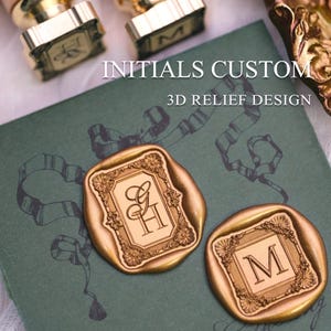 Può includere: Sigilli di cera dorati con iniziali personalizzate, con un design a rilievo 3D. I sigilli sono esposti su uno sfondo verde con il testo "INITIALS CUSTOM" e "3D RELIEF DESIGN". I sigilli hanno cornici ornate.