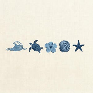 Può includere: Design ricamato con un'onda, una tartaruga, un fiore di ibisco, una conchiglia e una stella marina in tonalità di blu. Il design è su uno sfondo color crema, evocando un tema costiero o nautico.