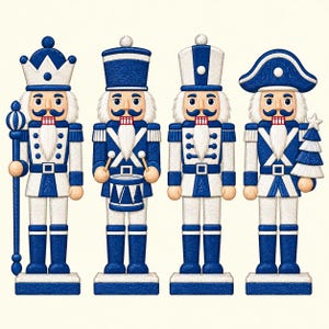 Könnte beinhalten: Ein Set aus vier Nussknacker-Figuren auf rechteckigen Sockeln, die in Blau und Weiß bemalt sind. Die Figuren haben weiße Bärte, blaue Schnurrbärte und Uniformen mit verschiedenen Accessoires, darunter ein Stab, eine Trommel und ein Tannenbaum.