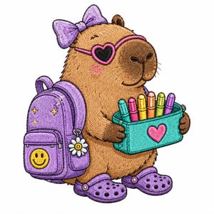 Op de afbeelding: Een geborduurde illustratie van een bruine capibara met een paarse strik, hartvormige zonnebril en paarse klompen. De capibara draagt een paarse rugzak met een gele smiley-patch en een madeliefje, terwijl het een turquoise etui vasthoudt.