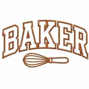 Può includere: Un disegno per ricamo che presenta la parola BAKER in grandi lettere bianche in stile blocco con un spesso contorno marrone, disposte in un arco ascendente. Sotto il testo c'è un'illustrazione marrone a linee di una frusta da cucina.