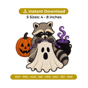 Pode incluir: Um design de bordado com um guaxinim tricotando um tecido branco em forma de fantasma com agulhas roxas. Ao lado do guaxinim há uma abóbora laranja e um caldeirão preto com fumaça roxa. Texto: Instant Download 5 Sizes: 10 - 20 cm.