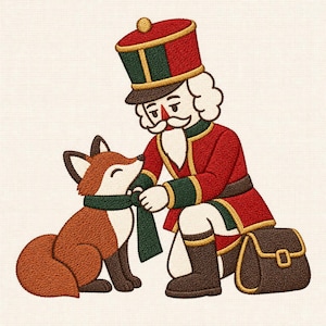 Puede incluir: Un diseño bordado que muestra a un cascanueces con uniforme rojo y verde y sombrero alto, arrodillado para atar una bufanda verde oscuro alrededor del cuello de un pequeño zorro naranja y blanco. El cascanueces lleva botas y un bolso marrón.