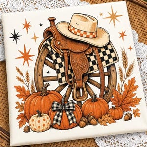 Könnte beinhalten: Eine quadratische Dekofliese mit einem braunen Westernsattel und einem hellen Cowboyhut auf einem hölzernen Wagenrad. Die Szene zeigt orangefarbene Kürbisse, Herbstblätter, Weizenähren, Eicheln und orangefarbene Sternmotive.