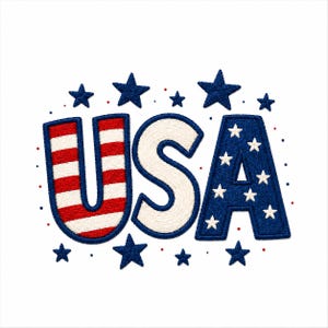 Könnte beinhalten: Ein gestickter Aufnäher mit den Buchstaben USA in fetter Schrift. Das U hat rote und weiße horizontale Streifen, das S ist einfarbig weiß und das A ist dunkelblau mit weißen Sternen. Dunkelblaue Sterne und kleine rote Punkte umgeben die Buchstaben.