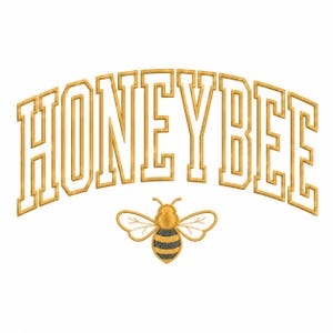 Może przedstawiać: Wzór hafciarski przedstawiający słowo HONEYBEE w dużym, łukowatym kroju pisma blokowego ze złotym obrysem i białym wypełnieniem. Poniżej tekstu znajduje się mała, szczegółowa ilustracja pszczoły ze złotymi skrzydłami i tułowiem w czarno-złote paski.