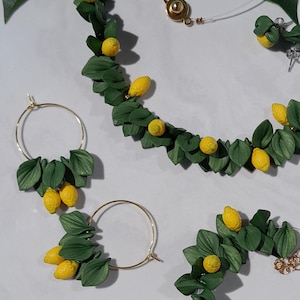 Oorknopjes met bloem van polymeerklei: minimalistische stalen sieraden