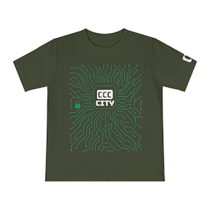 Könnte beinhalten: Olivgrünes T-Shirt mit einem grünen Leiterplatten-Design und dem weißen Text "CCC CITY" in einem zentralen Feld. Ein grünes Vorhängeschloss-Symbol ist ebenfalls sichtbar. Das T-Shirt hat kurze Ärmel und einen Rundhalsausschnitt.