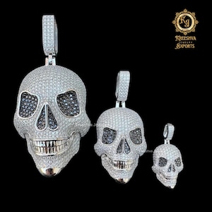 Iced Out Schädel Anhänger aus 925 Sterling Silber verziert mit Shinny Moissanite Diamanten für Geburtstag, Halloween Geschenke für besondere