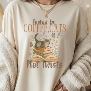 Kaffee Katzen und Plot Twists Shirt, Buch Liebhaber Komfort Farben T-Shirt, gemütliches Leser Katzen Shirt, Bücherwurm Geschenk für Frauen Leserinnen