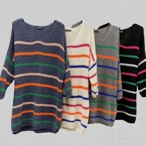 Op de afbeelding: Vier truien met lange mouwen en een V-hals in verschillende kleuren: marineblauw met oranje, groene en roze strepen; wit met roze, oranje en blauwe strepen; grijs met oranje en blauwe strepen; en zwart met roze en witte strepen. De truien zijn gemaakt van gebreide stof.