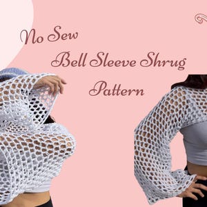 Könnte beinhalten: Weißer Shrug mit Glockenärmeln und offenem Gewebe. Das Bild zeigt zwei Beispiele des Shrugs, getragen über einem weißen Oberteil. Der Text "No Sew Bell Sleeve Shrug Pattern" wird in einer dekorativen Schrift auf rosa Hintergrund angezeigt.