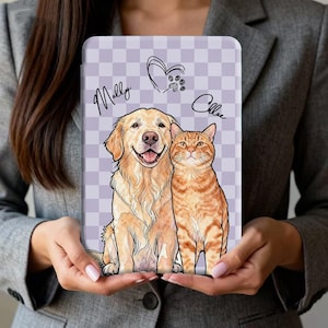 Pode incluir: Uma capa retangular para tablet com fundo xadrez em lilás claro e branco. O design inclui uma ilustração de um golden retriever e um gato malhado laranja, um coração com uma pata e os nomes Molly e Chloe em escrita preta.