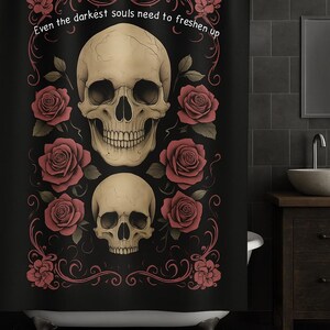 Cortina de ducha gótica con calaveras y rosas, decoración de baño, estética oscura, regalo de Halloween, accesorios únicos para el hogar.