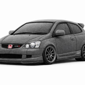 Könnte beinhalten: Ein graues Honda Civic Type R Fließheck-Auto mit einem roten Type R-Emblem am vorderen Kühlergrill. Das Auto hat Sonderräder und einen Heckspoiler. Das Auto steht vor weißem Hintergrund.