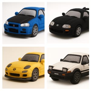 Puede incluir: Cuatro coches de juguete en disposición cuadrada. Un coche azul con capó negro, un coche negro, un coche amarillo y un coche blanco con la palabra "TRUENO" en la parte delantera. Todos los coches tienen ruedas grises.