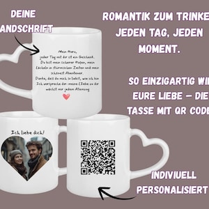 Könnte beinhalten: Weiße Keramikbecher mit herzförmigen Griffen. Ein Becher hat handgeschriebenen Text, ein anderer ein Foto in Herzform und der dritte zeigt einen QR-Code. Der Text auf den Bechern enthält deutsche Sätze.