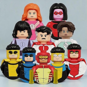 Op de afbeelding: Een verzameling kleurrijke superhelden-minifiguren. De figuren hebben verschillende huidtinten, kapsels en kostuums, waaronder geel, blauw, rood en zwart. Sommige figuren hebben maskers of vizieren. De collectie bevat een verscheidenheid aan personages.