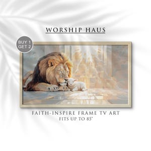 Könnte beinhalten: Gerahmtes Kunstwerk mit einem Löwen mit goldener Mähne und einem weißen Lamm in einer zärtlichen Umarmung. Das Kunstwerk trägt die Aufschrift "WORSHIP HAUS" und "FAITH-INSPIRE FRAME TV ART FITS UP TO 85".