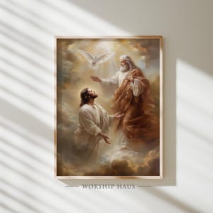 Op de afbeelding: Een religieus kunstwerk in een lijst dat een bijbelse scène uitbeeldt. De afbeelding toont drie figuren: een man met een baard, een man die omhoog kijkt en een witte duif. De figuren worden omringd door wolken en licht. De tekst "WORSHIP HAUS" staat onderaan.