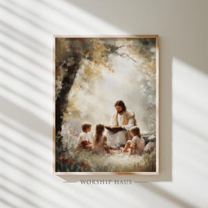 Könnte beinhalten: Ein gerahmter Druck, der eine religiöse Szene mit einem Mann zeigt, der Kindern vorliest. Das Kunstwerk weist sanfte Farben auf, wobei der Mann ein weißes Gewand trägt und die Kinder helle Kleidung. Der Text "WORSHIP HAUS" befindet sich unten.