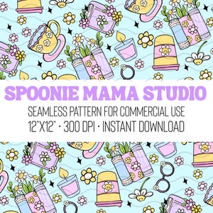 Puede incluir: Diseño de patrón sin costuras con tazas de té, dedales, velas y flores en colores pastel. El diseño incluye el texto "SPOONIE MAMA STUDIO" y "SEAMLESS PATTERN FOR COMMERCIAL USE 12"X12" 300 DPI INSTANT DOWNLOAD". El patrón está sobre un fondo azul claro.