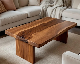 Handgefertigter Massiver Nussbaum Rundholz Couchtisch, Naturholzmöbel