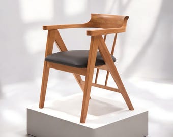Silla minimalista de madera maciza, acabado natural hecho a mano, de roble o nogal, elegante.