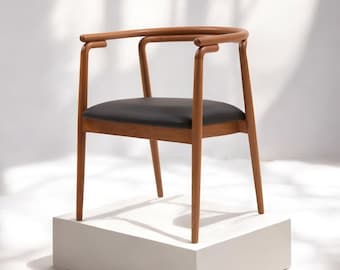 Silla de madera artesanal, roble/nogal orgánico duradero, acabado liso, estilo minimalista.