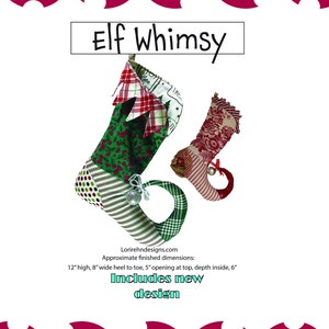 Pode incluir: Uma meia de elfo caprichosa com um design de patchwork verde, vermelho e branco. A meia mede 30,5 cm de altura, 20,3 cm de largura e tem uma abertura de 12,7 cm na parte superior. O texto "Elf Whimsy" e "Includes new design" está impresso no fundo branco.