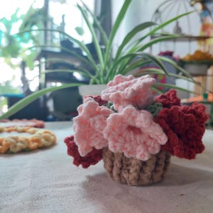 かぎ針編みのフラワーコースター PDF パターン: 初心者向けの花飾り (ビデオチュートリアル付き)