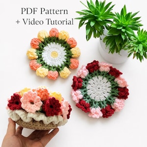 Peut inclure: Trois dessous de verre ronds au crochet avec des motifs floraux, des centres blancs et des bordures de pétales jaunes, orange, roses et rouges. Le texte PDF Pattern + Video Tutorial est visible. Objets réalisés avec du fil coloré.