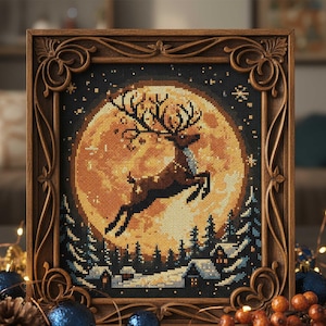 Puede incluir: Un bordado enmarcado que representa un reno saltando frente a una luna llena. La obra de arte presenta un paisaje invernal con árboles y casas cubiertas de nieve. El marco es de madera oscura con tallas ornamentadas. Adornos azules y piñas rodean el marco.