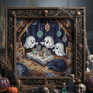 Peut inclure: Broderie au point de croix dans un cadre en bois foncé représentant trois fantômes souriants autour d'une table avec des cartes de tarot. Un chat noir dort à proximité. Le cadre est décoré de crânes et de chauves-souris, avec des citrouilles et des bouteilles au premier plan.