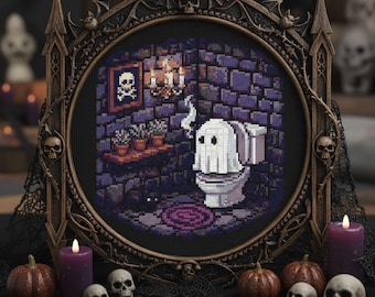 Puede incluir: Una obra de arte en punto de cruz enmarcada representa una escena de baño espeluznante con un fantasma en el inodoro. La obra de arte está rodeada por un marco decorativo con calaveras y murciélagos. Calabazas, velas y calaveras decoran la mesa, creando un tema de Halloween.