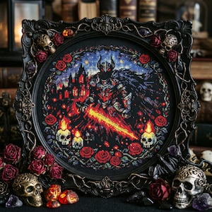 Może przedstawiać: Oprawiona praca haftu krzyżykowego przedstawiająca scenę dark fantasy. Obraz przedstawia rycerza z płonącym mieczem przed zamkiem, otoczonego różami i czaszkami. Czarna rama ma ozdobne detale i akcenty czaszek.