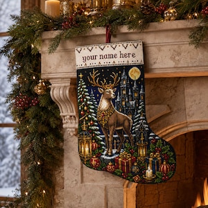 Könnte beinhalten: Ein Weihnachtsstrumpf mit einer dunkelblauen Nachtszene, einem zentralen Hirsch, einem Schloss, einem Vollmond und einem geschmückten Baum. Der cremefarbene Umschlag trägt den Text 'your name here' in Braun, unten sind Geschenke und Laternen.