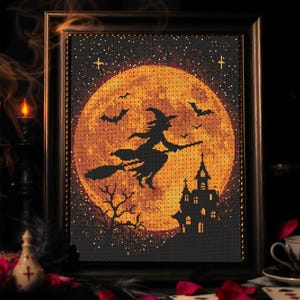 Può includere: Arte a punto croce incorniciata a tema Halloween. Una strega su una scopa vola davanti a una grande luna arancione, con pipistrelli, stelle e una silhouette di casa infestata. L'opera d'arte è in una cornice di legno scuro.