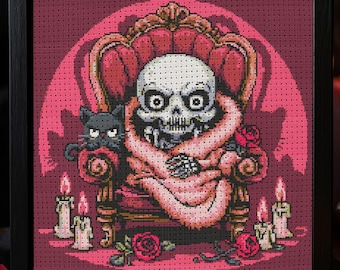 Könnte beinhalten: Kreuzstich-Kunstwerk in einem schwarzen Rahmen. Es zeigt ein Skelett auf einem roten Thron, das einen rosa Schal trägt, mit einer schwarzen Katze und Rosen. Um den Thron herum brennen Kerzen, vor einem rosa Hintergrund.