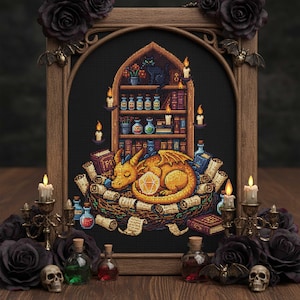 Puede incluir: Arte de punto de cruz que representa un dragón dorado durmiendo entre pergaminos y libros. Una estantería con pociones y un gato negro en el fondo. El marco incluye rosas oscuras, velas y calaveras.