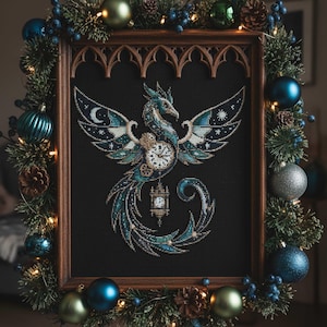 Puede incluir: Una obra de arte en punto de cruz enmarcada que presenta un dragón turquesa y azul con elementos de relojería y detalles celestiales. La obra de arte está sobre un fondo negro y enmarcada en madera oscura. El marco está decorado con una guirnalda navideña.