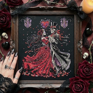 Peut inclure: Broderie au point de croix d'un couple de squelettes dansant, encadrée dans un cadre en bois foncé. La femme porte une robe rouge et l'homme un manteau noir. Le fond est noir avec des accents rouges et violets. Des roses et des crânes entourent le cadre.