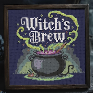 Puede incluir: Obra de arte de punto de cruz en un marco de madera oscura. El diseño presenta las palabras "Witch's Brew" en blanco, sobre un caldero negro con líquido morado y una cuchara de madera. Acentos verdes y amarillos rodean el caldero.