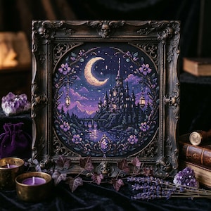 Könnte beinhalten: Gerahmte Kreuzstichkunst mit einer nächtlichen Burgszene unter einem Mond und Sternenhimmel. Der dunkle Rahmen weist dekorative Details auf. Das Kunstwerk hat ein gotisches oder Fantasy-Thema.