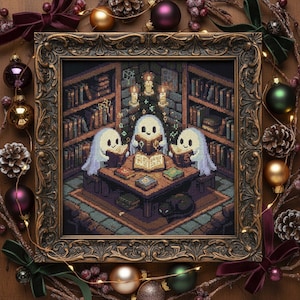 Puede incluir: Un bordado enmarcado que representa a tres fantasmas leyendo libros en una biblioteca. La obra, de estilo pixelado, presenta colores cálidos. Decoraciones navideñas adornan el marco.