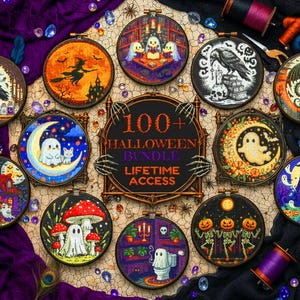 Peut inclure: Plusieurs motifs de point de croix sur le thème d'Halloween, présentés dans des cerceaux en bois. Les motifs incluent une sorcière, des fantômes, un corbeau, et une maison hantée. Le texte "100+ Halloween Bundle Lifetime Access" est visible. Couleurs : orange, violet, noir et blanc.