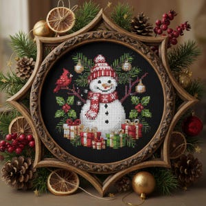 Può includere: Un disegno a punto croce di un pupazzo di neve con cappello e sciarpa rossi e bianchi, circondato da regali e un cardinale rosso. Il disegno è incorniciato in una cornice di legno a forma di stella, decorata con aghi di pino, bacche e ornamenti. Una decorazione natalizia festosa.